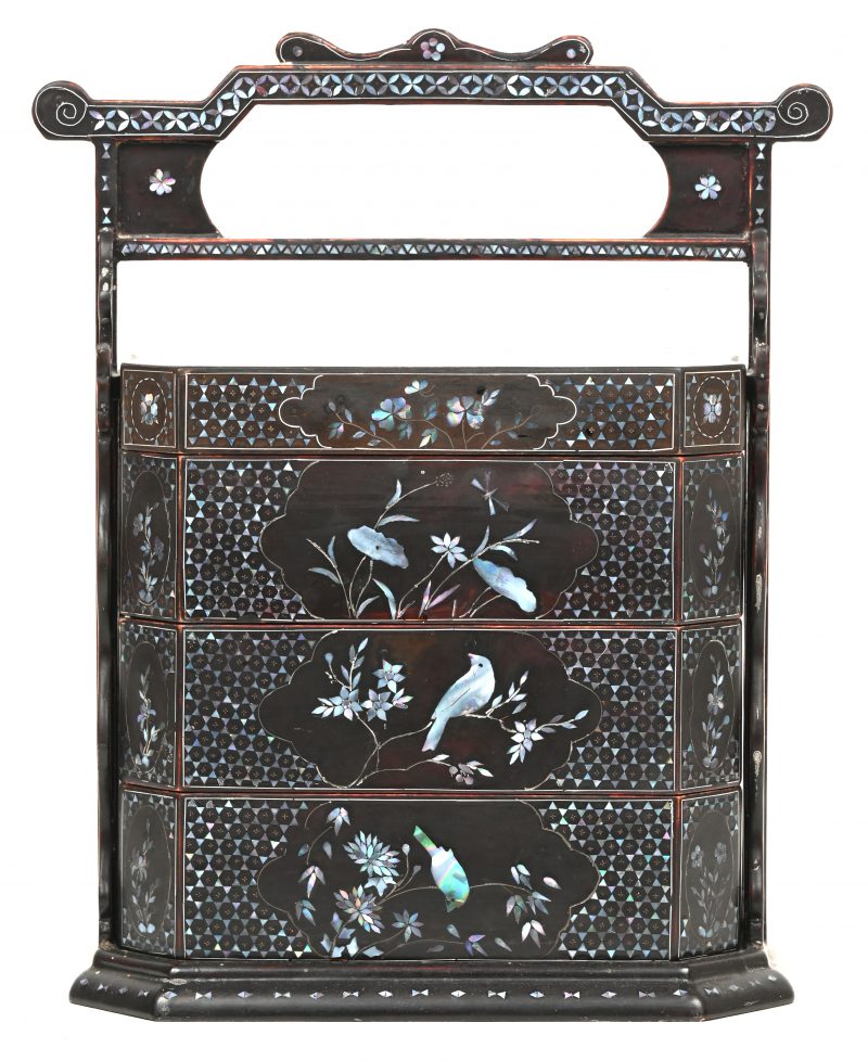 Een houten lunchbox, versierd met ingelegd parelmoer decor van bloemen en vogels.
