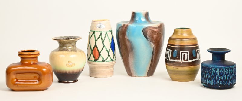 Een lot van zes verschillende vaasjes van geglazuurd Duits aardewerk, waarbij twee gemerkt van Bay Keramik.