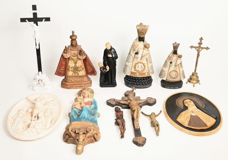 Een lot religiosa, bestaande uit plaasteren beeldjes, waaronder twee Zwarte Madonnas, een kruisbeeldje van Brussels porselein, drie reliëfplaquettes en twee kruisbeeldjes.