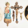 Een lot religiosa, bestaande uit plaasteren beeldjes, waaronder twee Zwarte Madonnas, een kruisbeeldje van Brussels porselein, drie reliëfplaquettes en twee kruisbeeldjes.