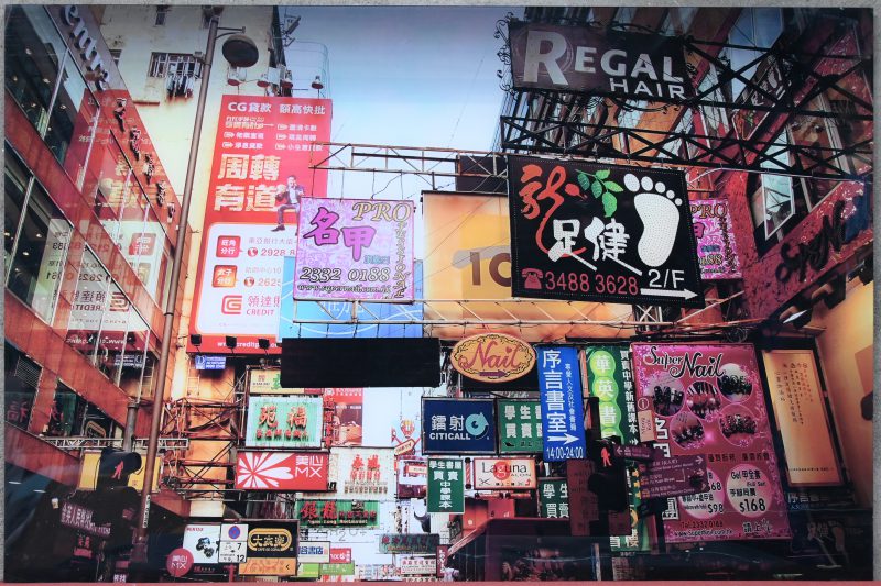 Een decoratieve foto met een zicht op Hong Kong op plexiglas.