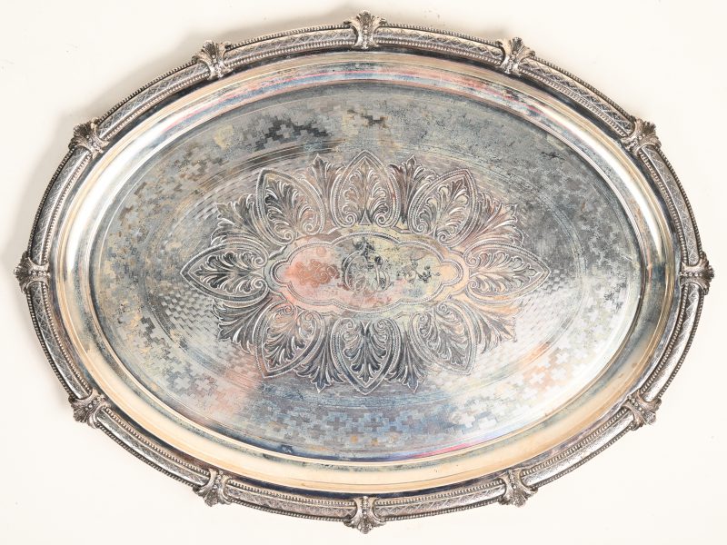 Een ovaalvormig zilveren dienblaadje met gegraveerd decor. 800‰. 566 gr.