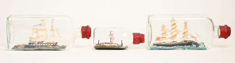 Drie miniatuurboten in fles.