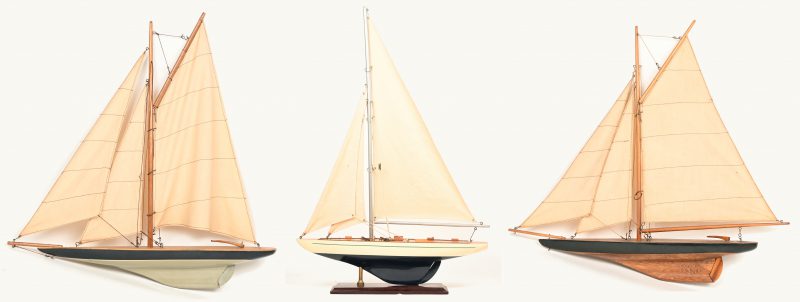 Drie schaalmodellen van zeilschepen.