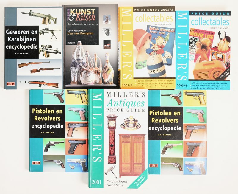 Een lot boeken: - “Pistolen en revolvers encyclopedie” (2X)- “Geweren en karabijnen encyclopedie”- “Millers colectables”.  catalogie (2001, 2002 & 2003)- “Tussen kunst & kitsch”