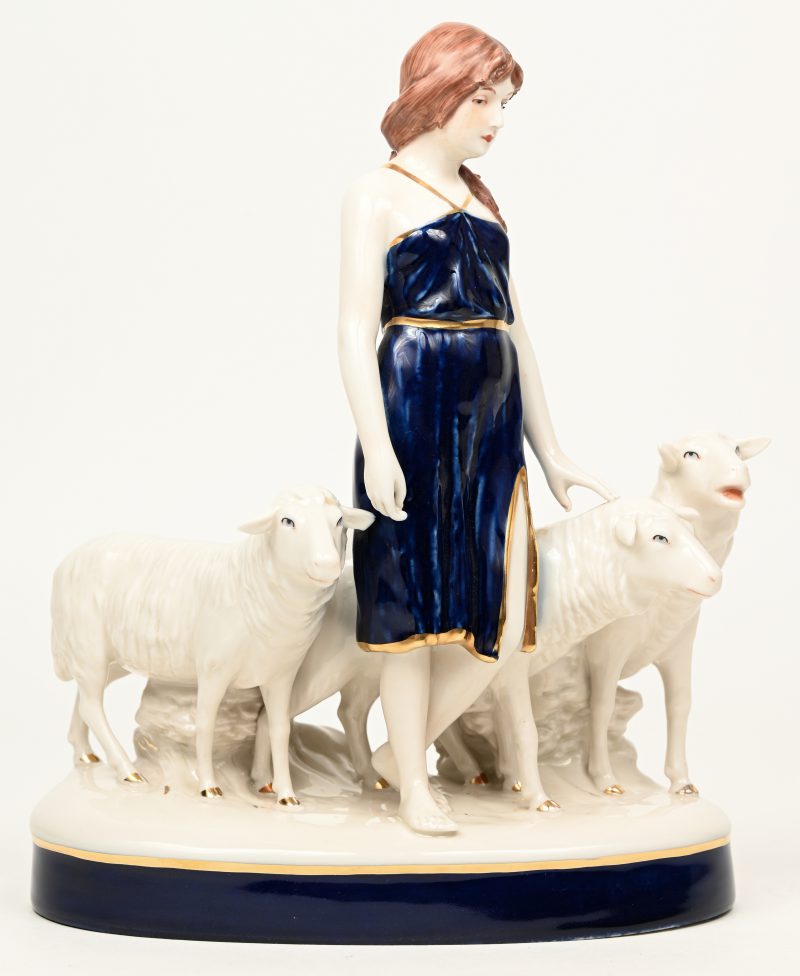 “Herderin met drie schapen”. Groepje van veelkleurig porselein. Onderaan gemerkt.