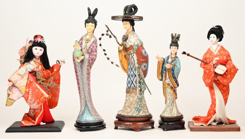 Vijf beeldjes van Japanse geisha’s, waarvan drie van gekleurd porselein en twee in linnen kimono’s.