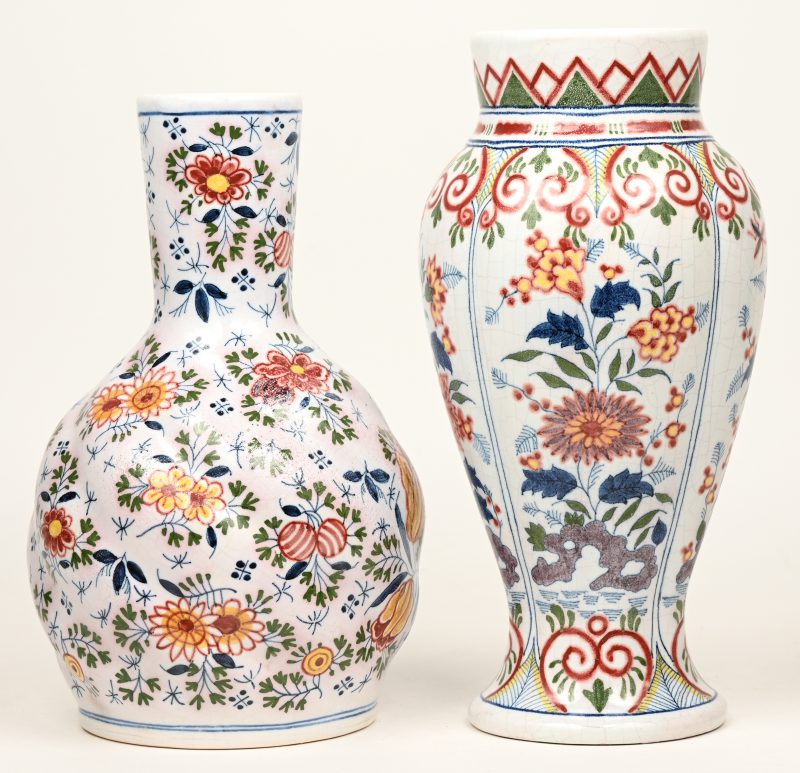 Twee verschillende vazen van Delfts aardewerk met polychroom decor. Onderaan gemerkt.
