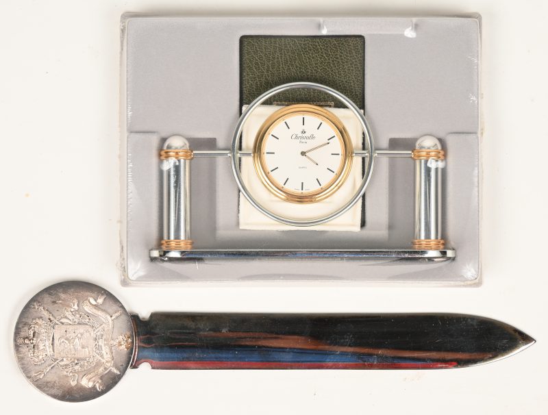 Een brievenopener met Belgisch wapenschild en een klein quartz bureauklokje. Beide in origineel etui.