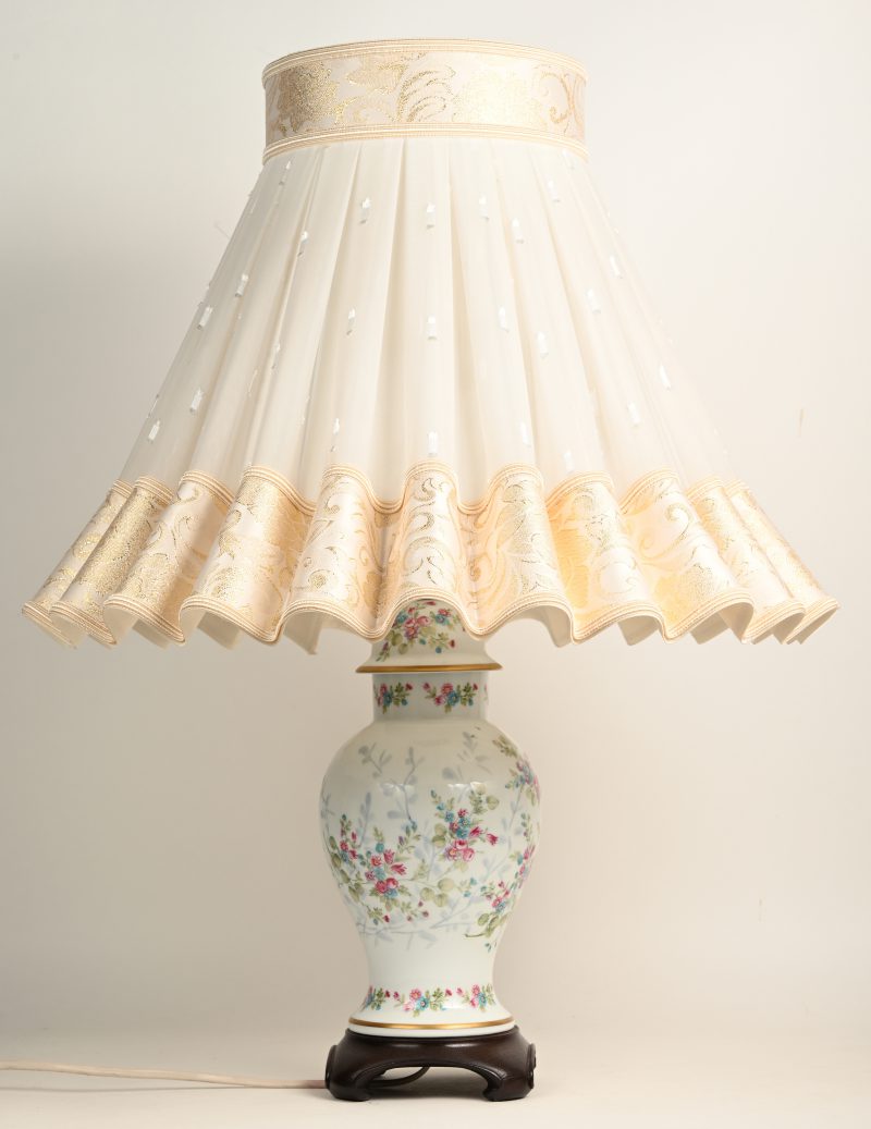 Een porseleinen dekselvaas met handgeschilderd bloemendecor, gemonteerd als lampvoet.