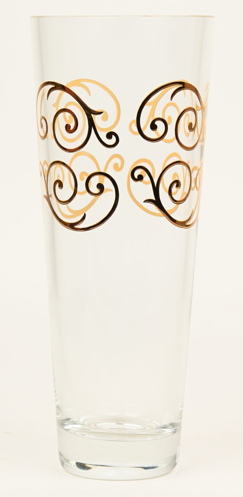 Een vaas van kleurloos kristal met handgeschilderde vergulde motieven.