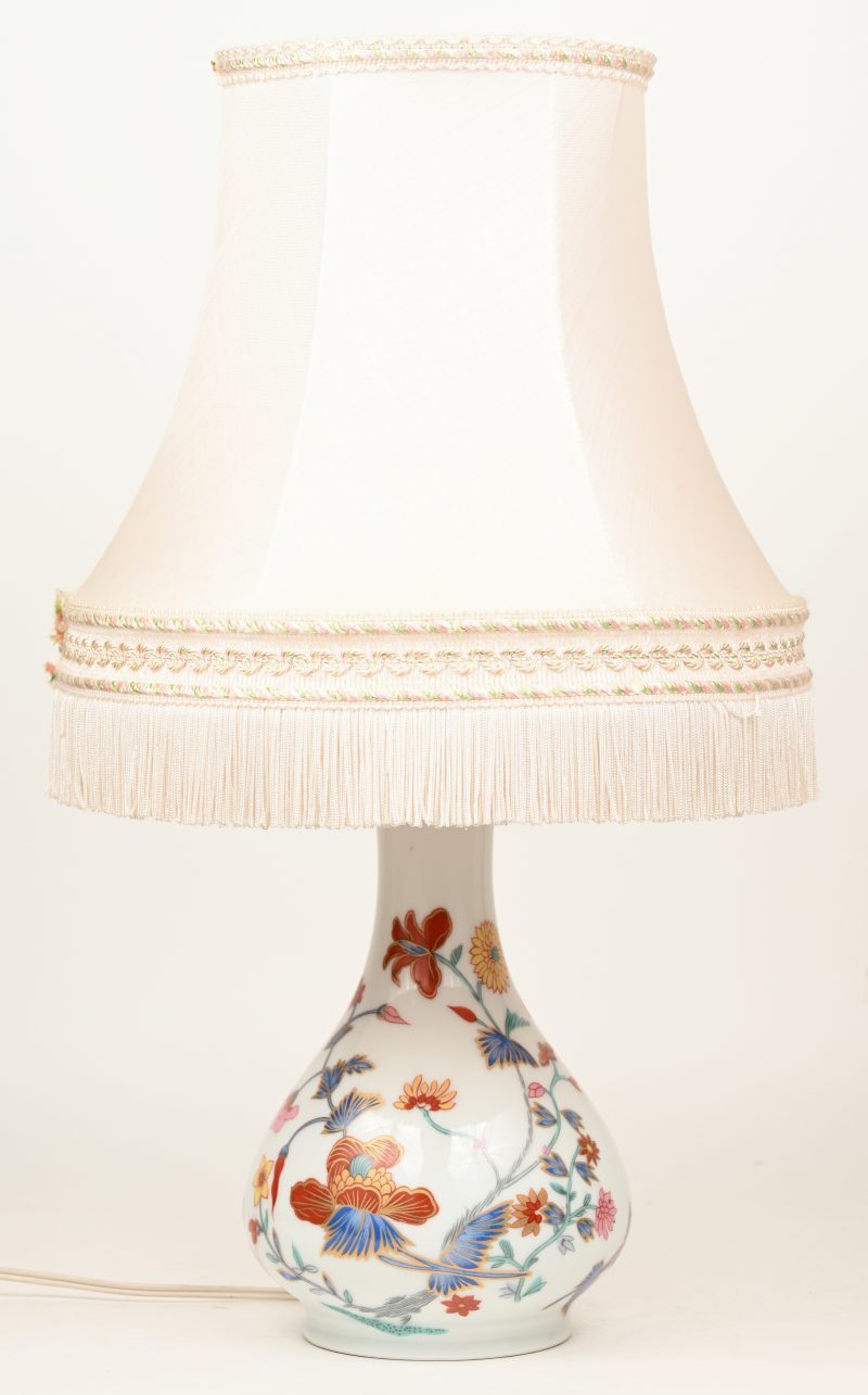 Een lampvoet van porselein met bloemdecor naar Japans voorbeeld. Met kap: 46 cm.