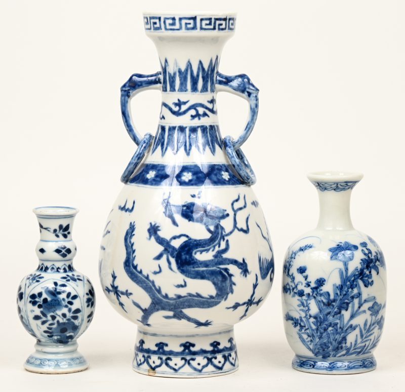 Drie verschillende vaasjes van blauw wit Chinees porselein.