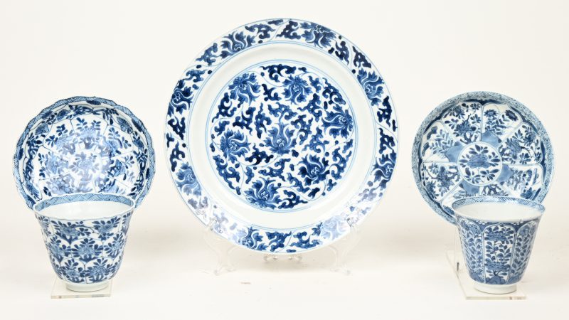 Een bord en twee kopjes met onderschoteltje van blauw wit Chinees porselein.