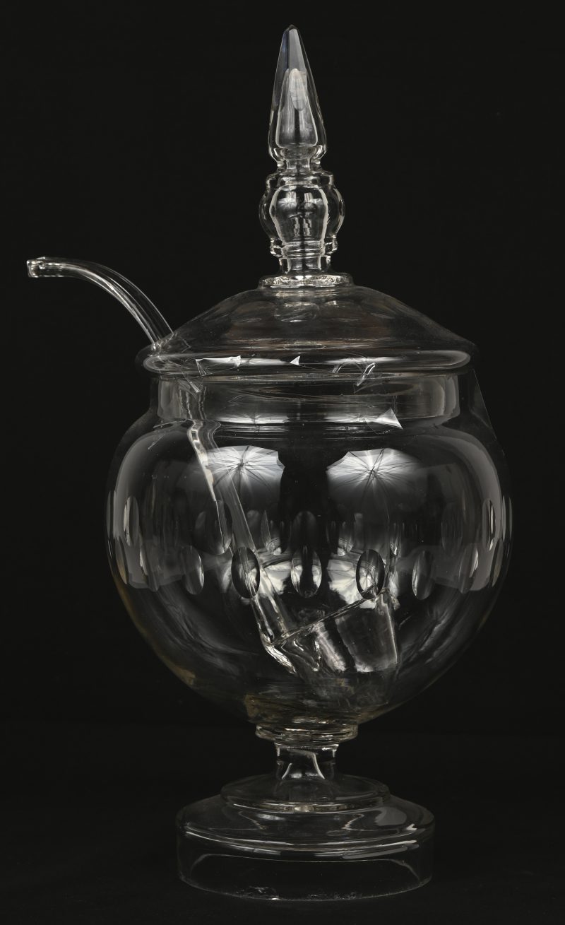 Een punchbowl en pollepel van glas.