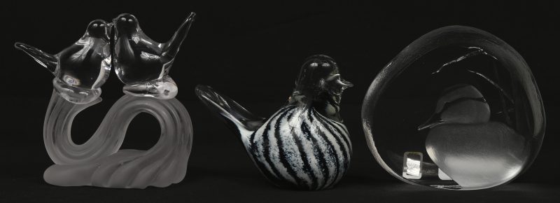Een lot glaswerk bestaande uit een voorstelling van een eend, een beeldje van muranoglas in de vorm van een zittende duif en een groep met twee tortelduifjes op een tak.