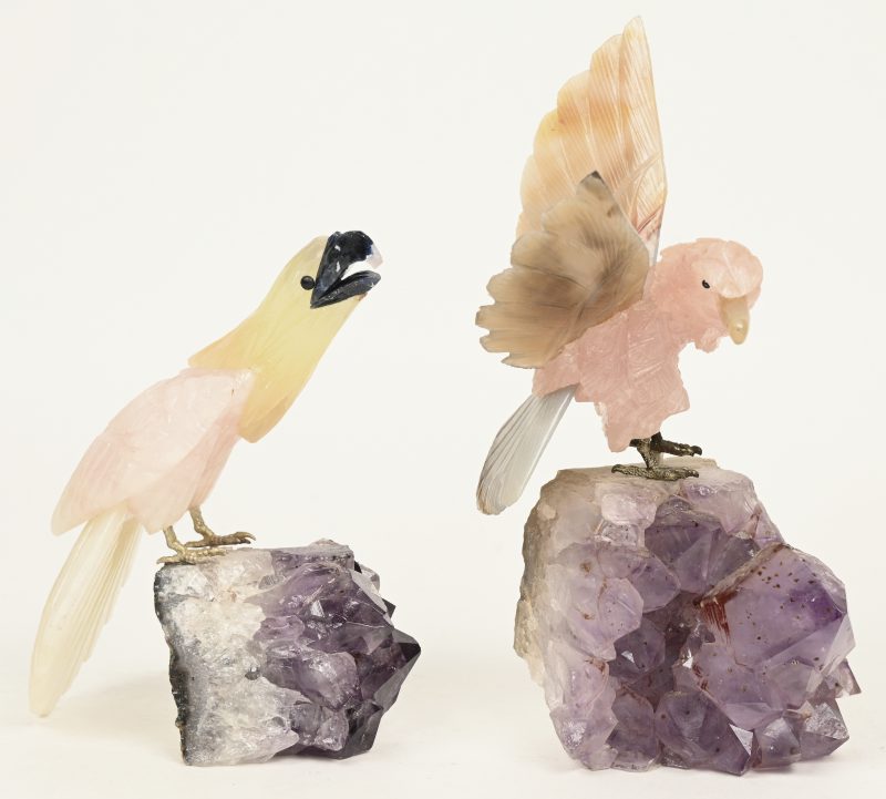 Twee vogels vervaardigd uit verschillende mineralen.