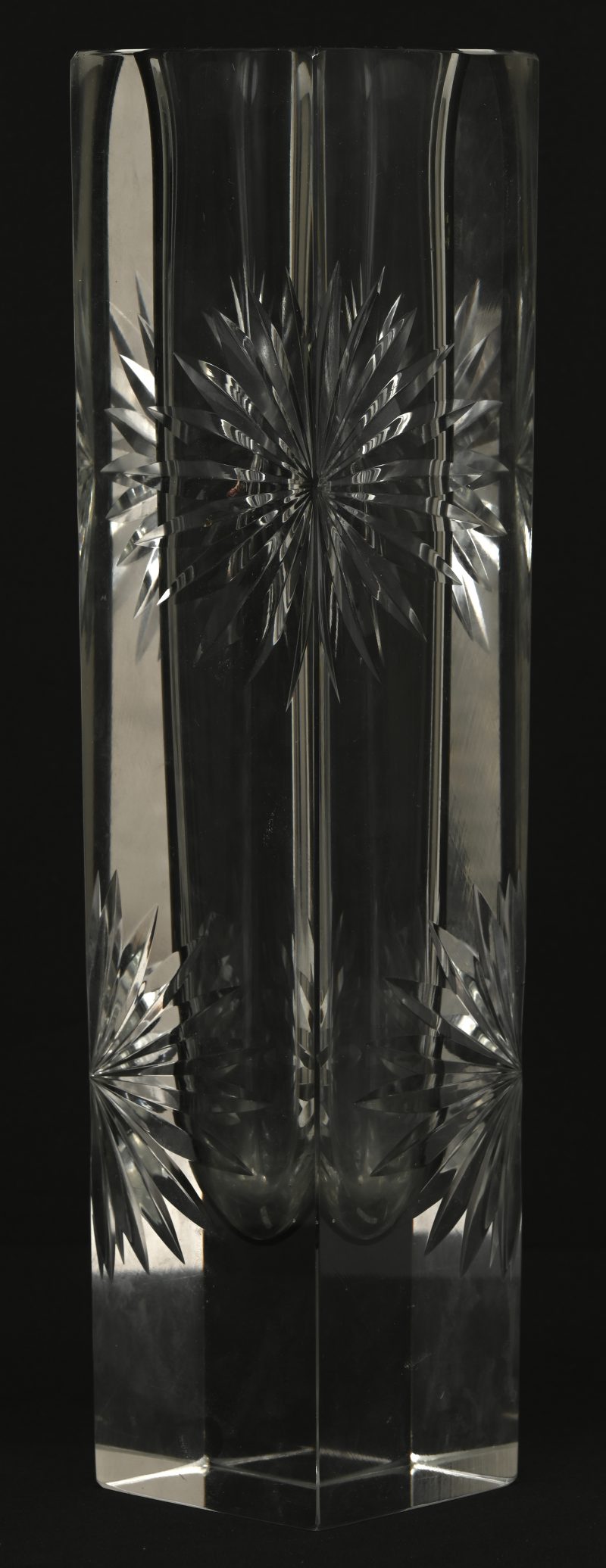 Een langwerpige vaas van rookkleurig geslepen kristal.