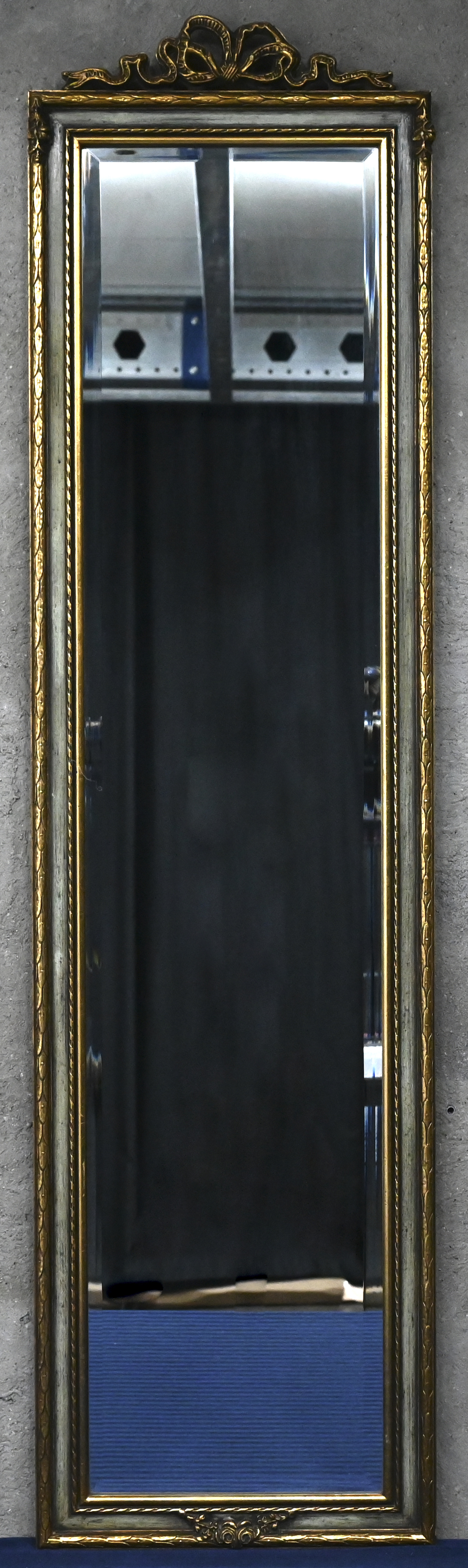 Een langwerpige spiegel met bovenaan een en onderaan een kleine deels verguld. – Jordaens N.V. Veilinghuis