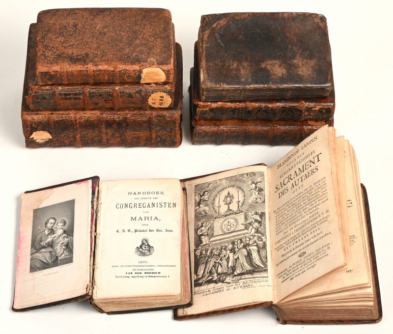 Acht religieuze boeken uit de XVIIde een XVIIIde eeuw. In leder gebonden.