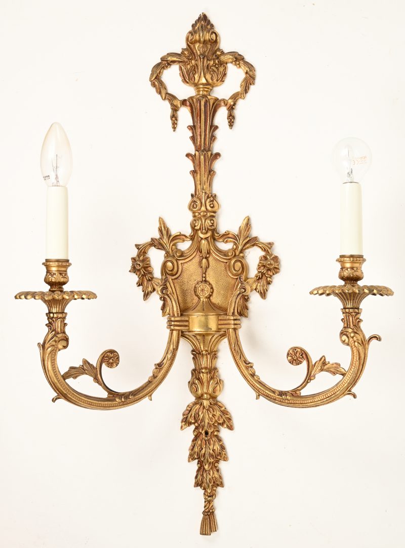 Een vergulde koperen wandlamp met twee lichtpunten. Lodewijk XVI-stijl.