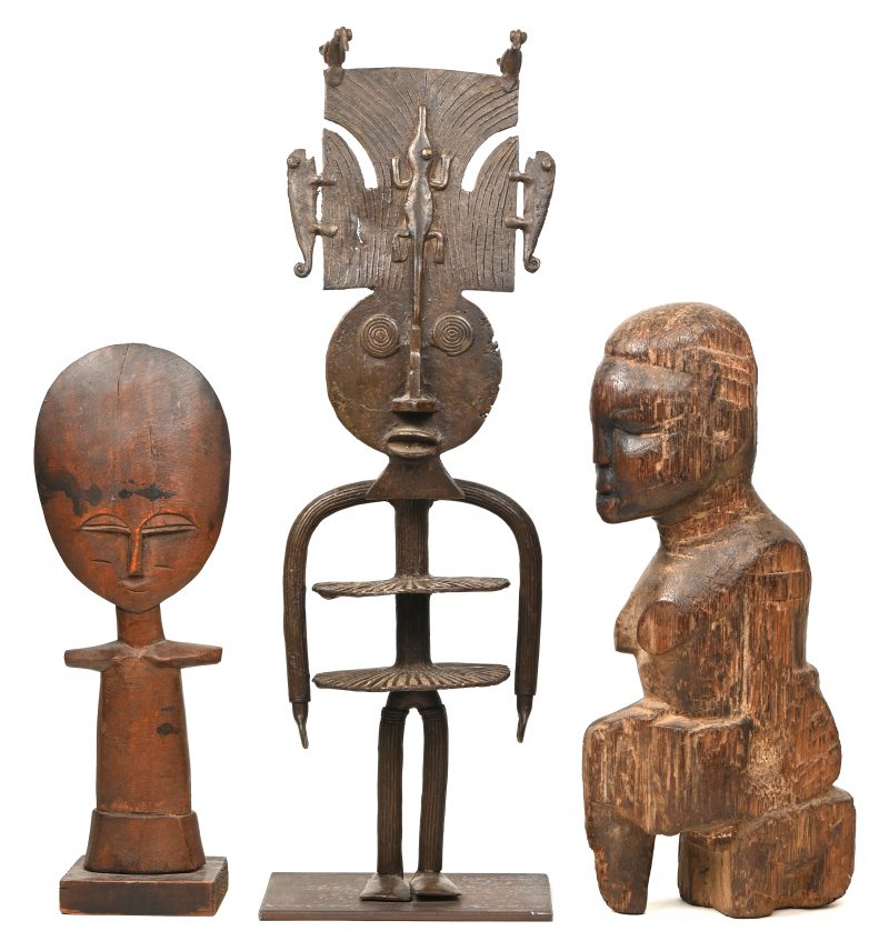 Drie West-Afrikaanse beeldjes, waarvan één van brons (H. 46 cm), twee van hout (32 en 29 cm), waarvan een Ashanti vruchtbaarheidsbeeldje.