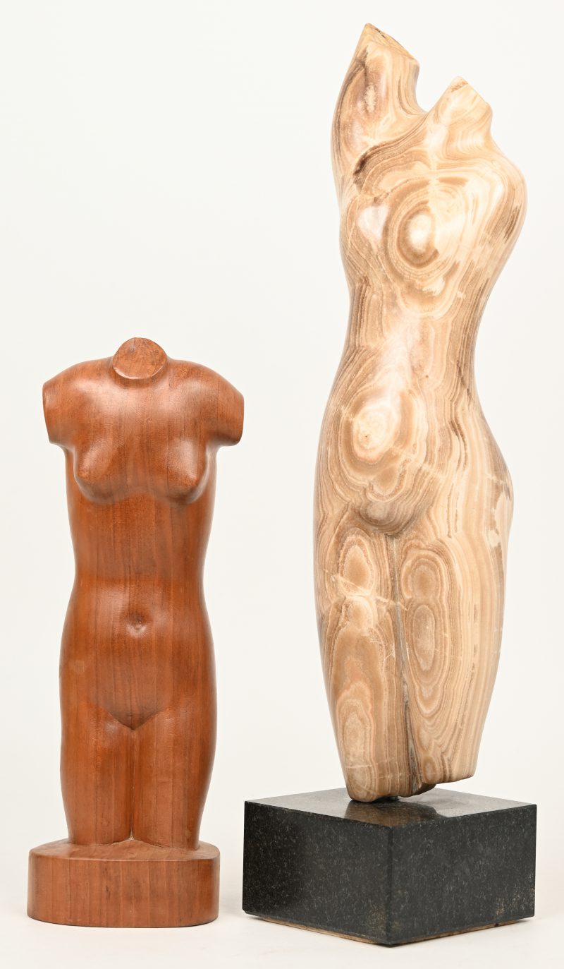 Twee torso’s, waarvan één in gepo;lijst marmer (H. 41 cm) en het andere van gepolijst hout, gesigneerd Aubroeck (H. 27 cm).