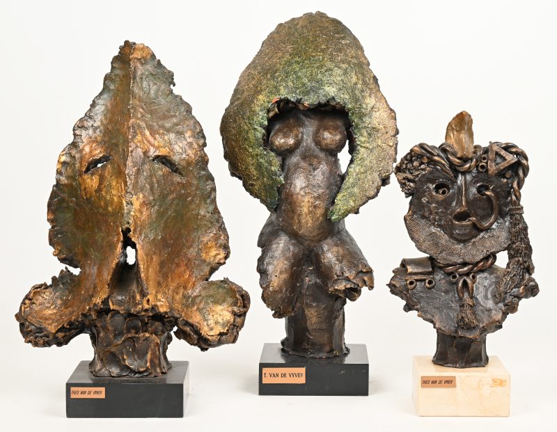 Drie aardewerken sculpturen. Gesigneerd.