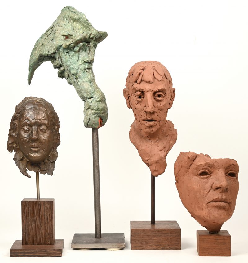 Twee aardewerken en twee bronzen hoofden. Gemonogrammeerd.