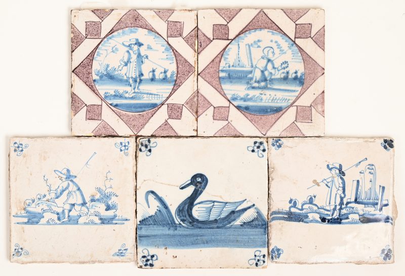 Een reeks van vijf Delfts aardewerken tegels, waarbij drie in blauw op wit en twee blauw-wit en mangaan. XVIIIe eeuw.