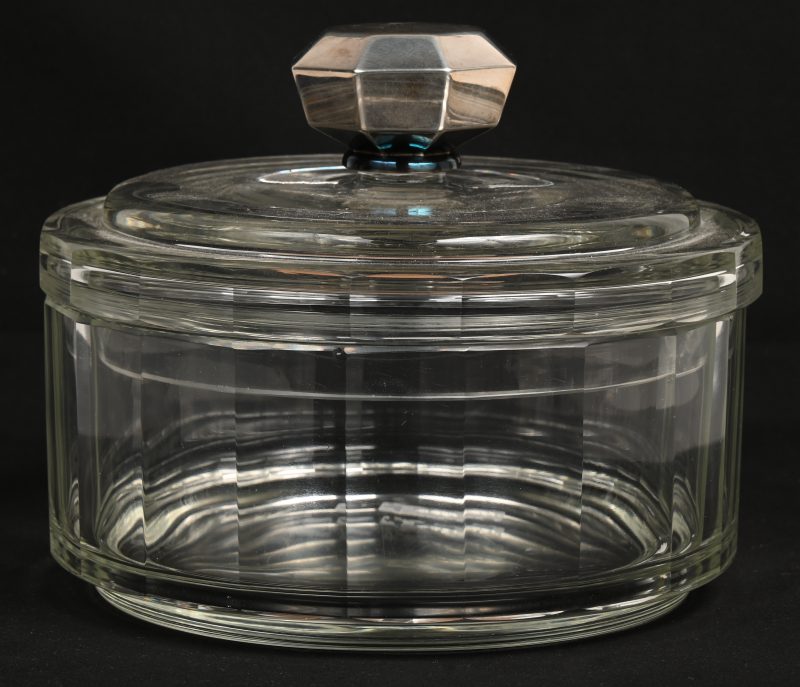Een kleurloos kristallen bonboonière met 835‰ zilveren dekselknop. Tijdperk art deco.