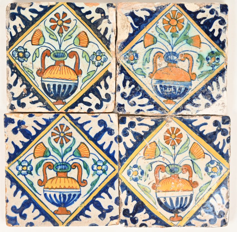 Een reeks van vier XVIIe eeuwse tegels van gepolychromeerd aardewerk.