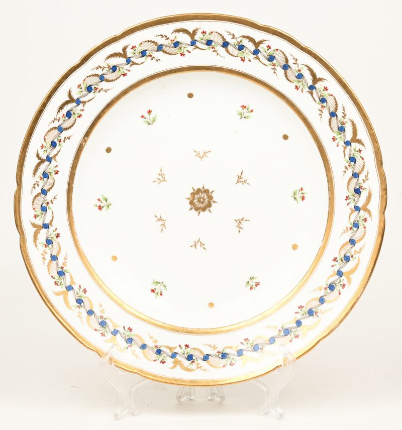 Een zeldzaam bord met meerkleurig en verguld decor. Manufacture de Mons Le Duc d’Angoulème. Parijs, 1788 - 1792.