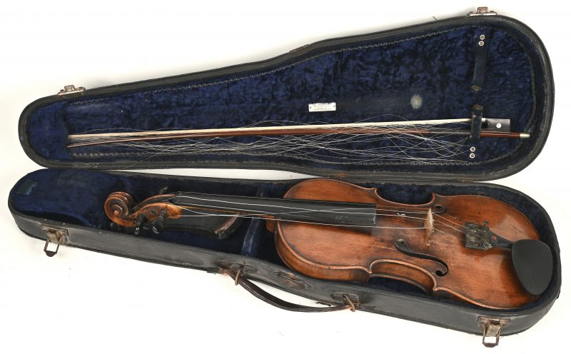 Een antieke viool met strijkstok en in koffer. Niet gemerkt.