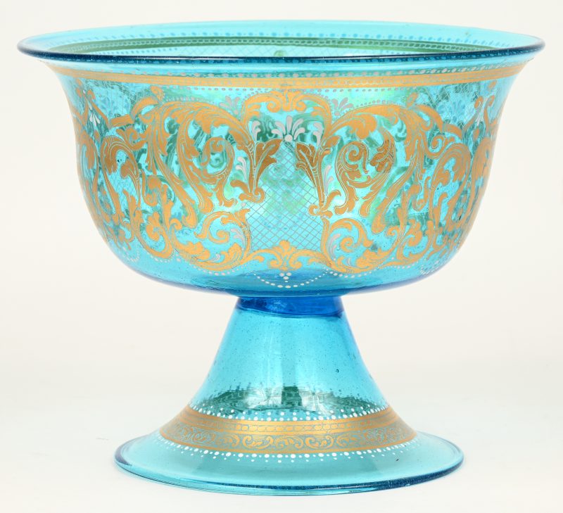 Een handgemaakte coupe van blauw Muranoglas op piedouche met handgeschilderd verguld decor. Gemerkt onderaan.