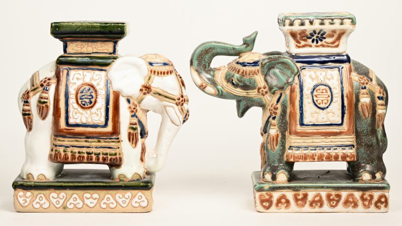 Een paar geglazuurd aardewerken olifantjes. Chinees werk.