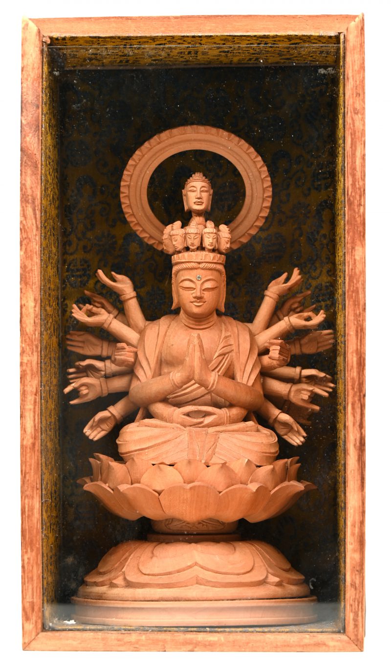 Een fijn gesculpteerde houten Japanse Boeddha in kastje.