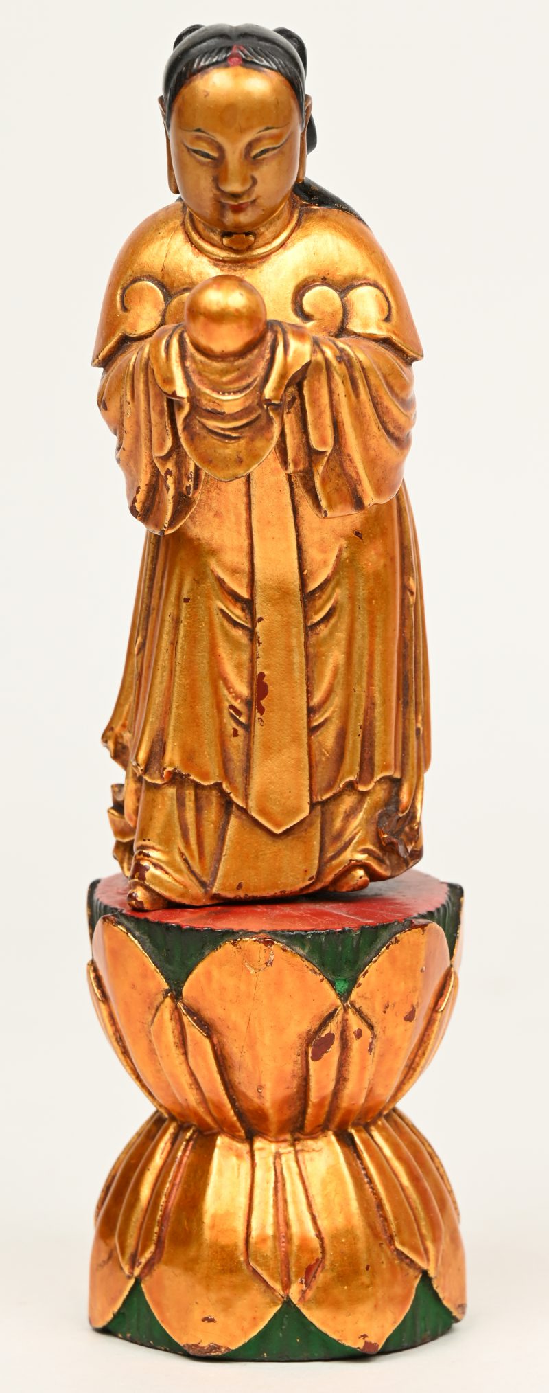 Een gepolychromeerd en verguld Chinees Boeddhistisch beeldje.