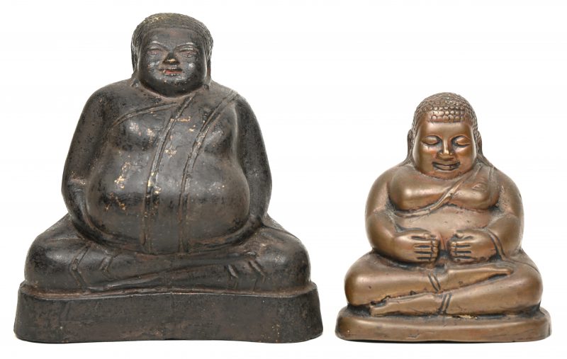 Een paar zittende Thaise Boeddha’s van brons.
