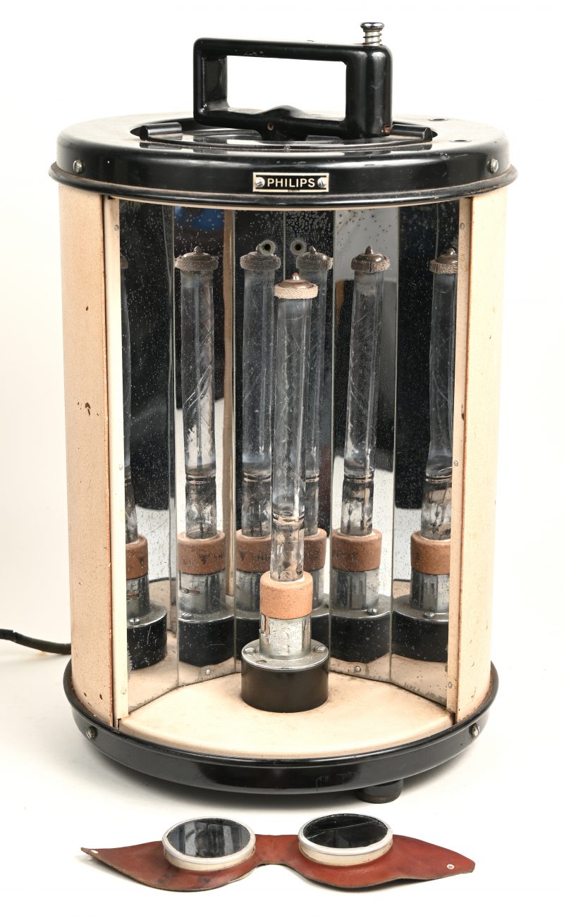 Een oude Philips lichtstraler voor de fysiotherapie. Met beschermiingsbrilletje. Jaren ‘40.