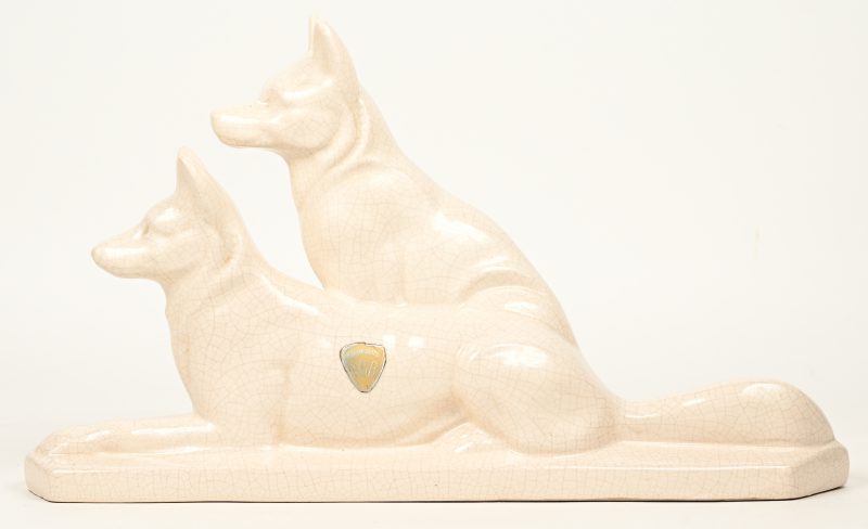 “Twee herdershonden”. Groepje van monochroom aardewerk. Gemerkt met label.