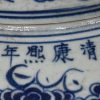 Een grote dekselvaas van Chinees wit en blauw porselein. Versierd met draken in het decor en een tempelleeuw op het deksel.