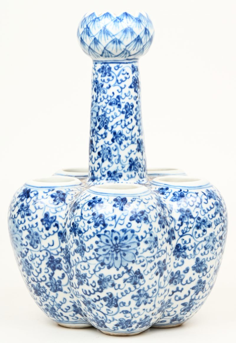 Een tulpenvaasje van chinees wit en blauw porselein.