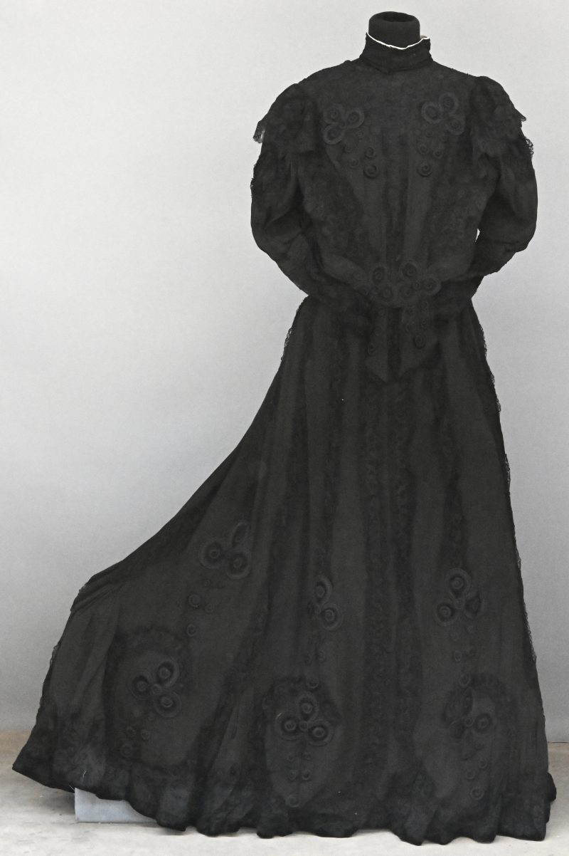 Een rok en bijpassende bolero van mousseline met Victoriaanse zwarte naaldkant en grote geborduurde bloemen en strikje.