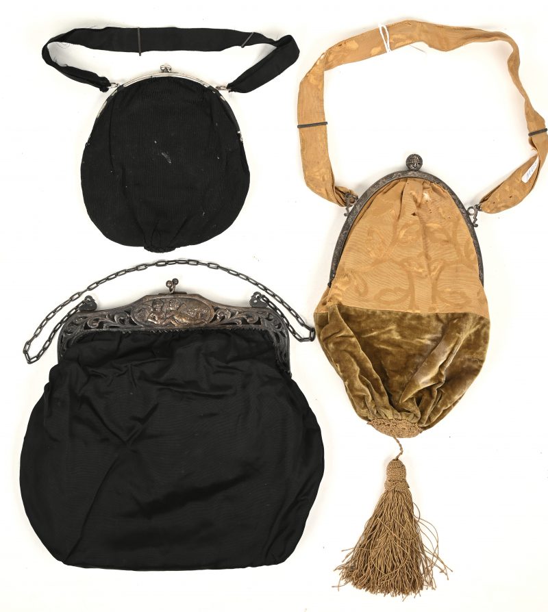 Twee zwarte handtasjes met één ervan versierd met engeltjes en één okergeel handtasje met zilveren beugel en vakverdeling. Eind 19e eeuw.