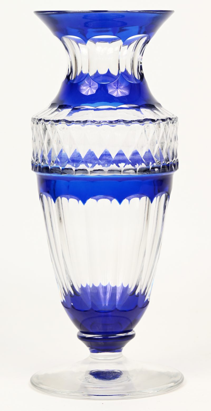 Een vaas van geslepen en blauw gedubbeld kristal. Onderaan gemerkt.