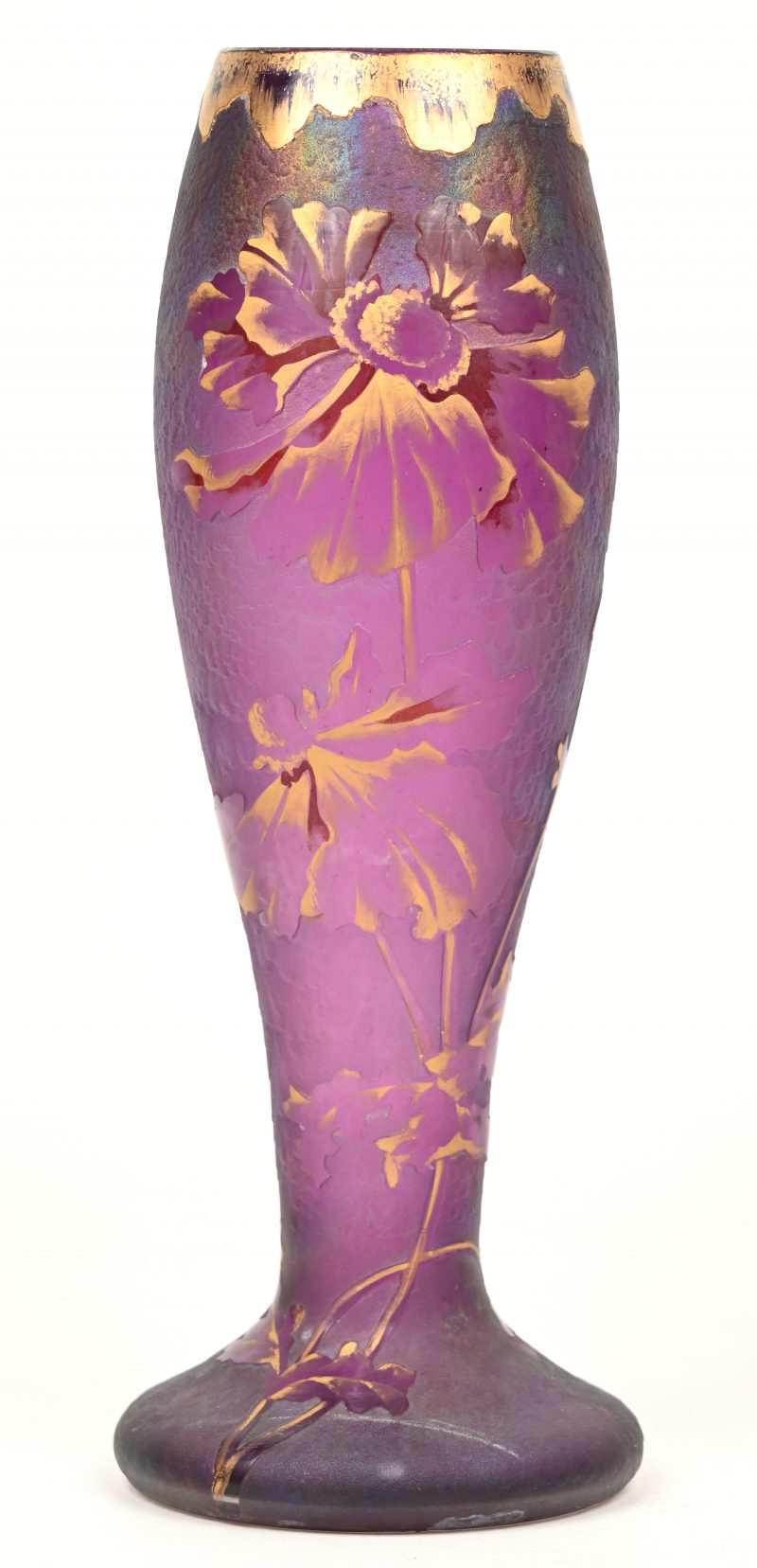 Een vaas van iriserend paars glas met een met zuur geëtst en verguld bloemendecor.