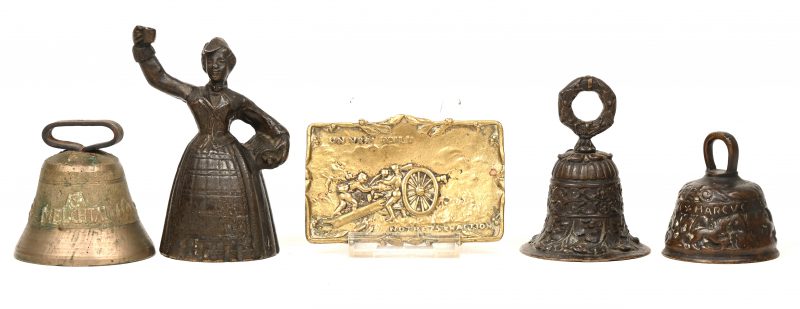 Een lot brons, bestaande uit vier verschillende belletjes en een Franse asbak/ vide-poche van rond 1918 met opschrift “Un vrai Poilu, notre 75 en action”.