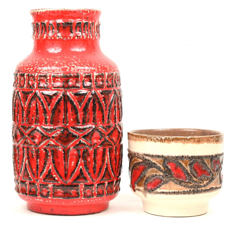Een vaas en een bloempotje van geglazuurd Duits aardewerk, waarbij één gemerkt van Strehla. Jaren ‘60- ‘70.