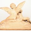 “Cupido & Psyche”. Een groep van wit terracotta. Achteraan gesigneerd. Omstrees 1900